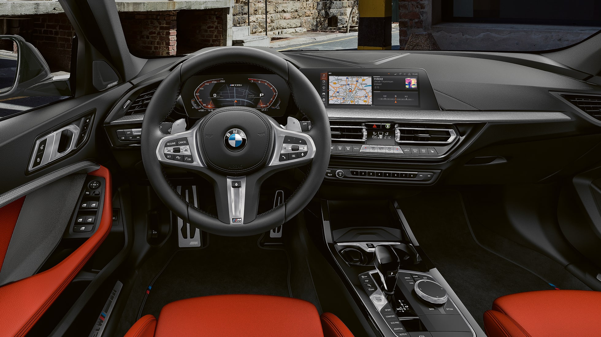 BMW M135i xDrive, interiør. BMW M135i xDrive interiør med M læderrat og M sportssæder.