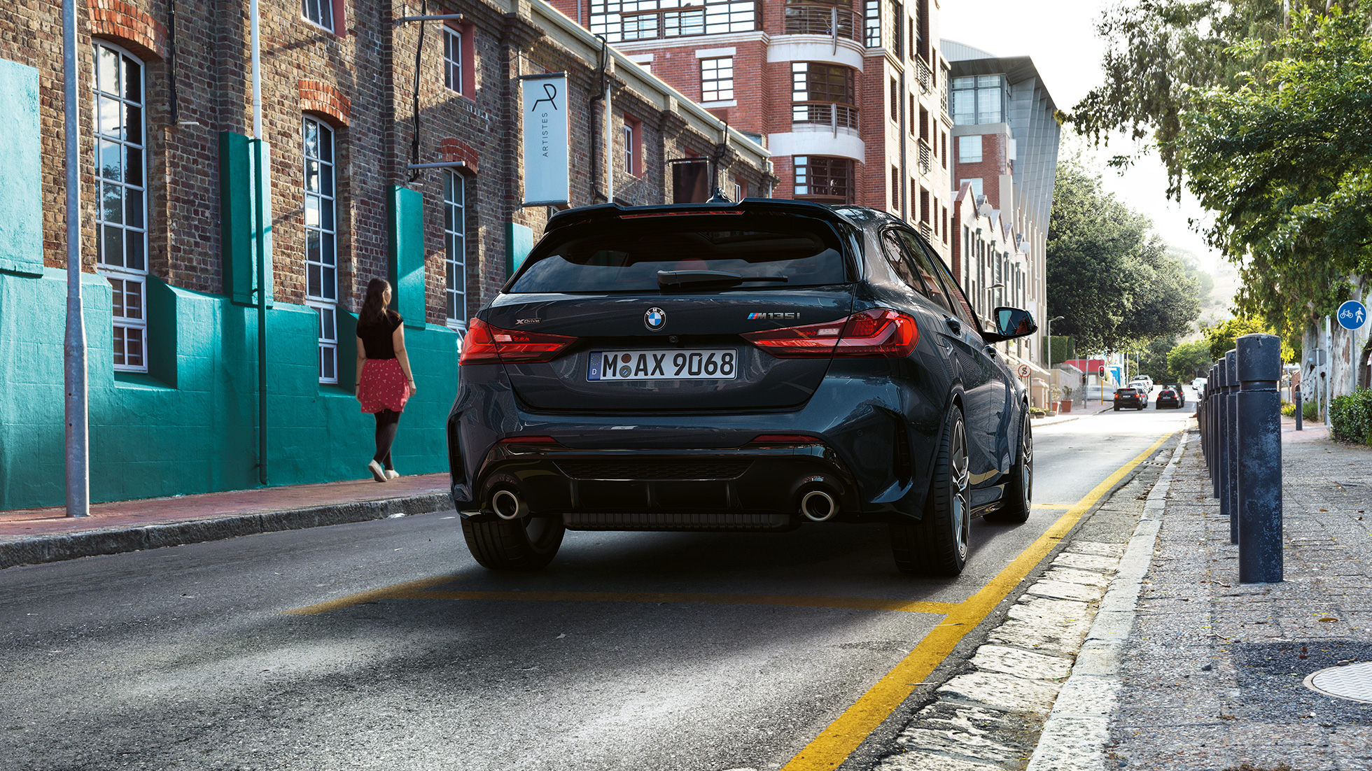 BMW M135i xDrive set bagfra. BMW M135i xDrive i Sapphire Black metallic set bagfra parkerende.