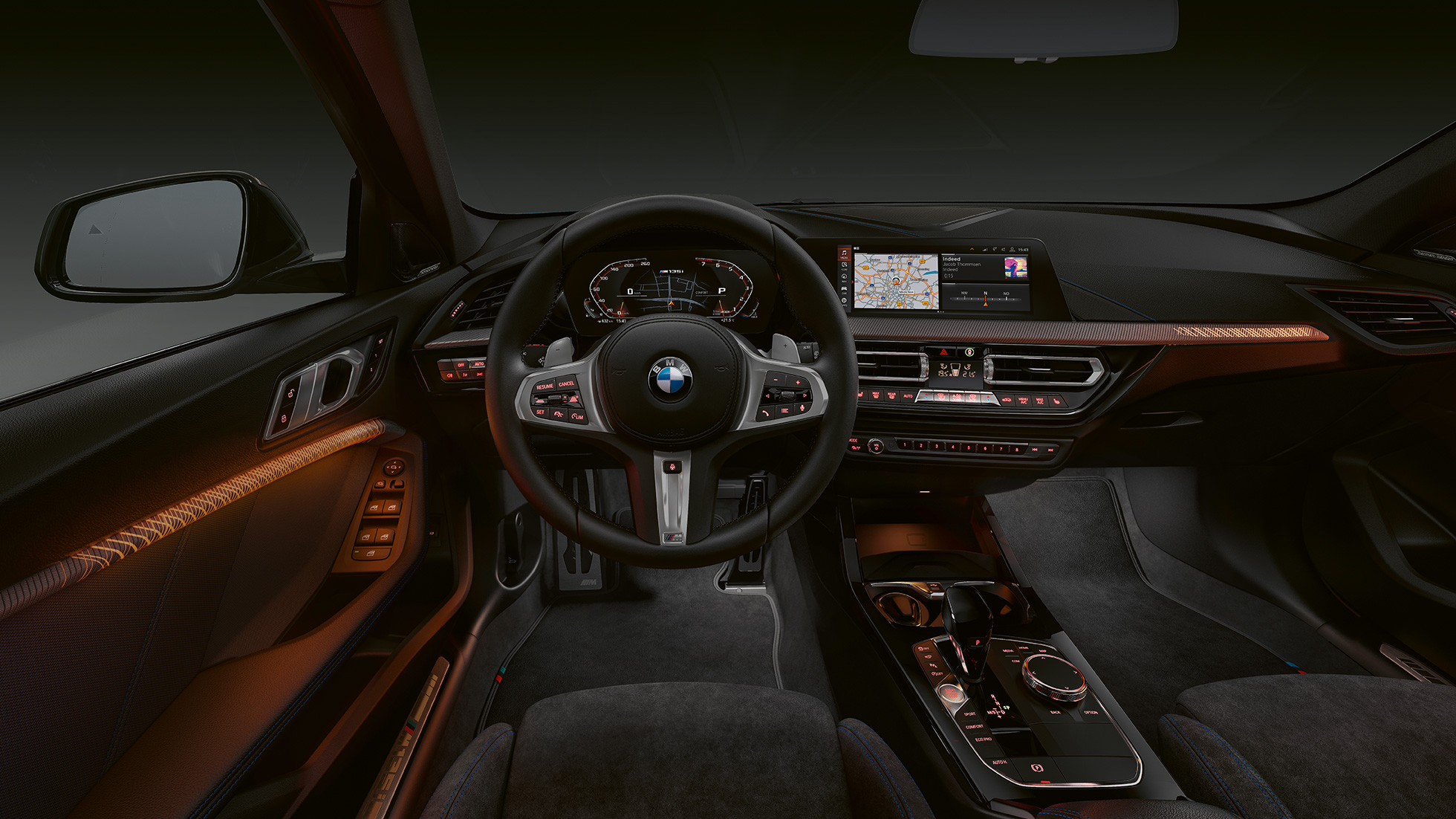 BMW M135i xDrive, cockpit. BMW M135i xDrive premium-interiør med belyste interiørlister.