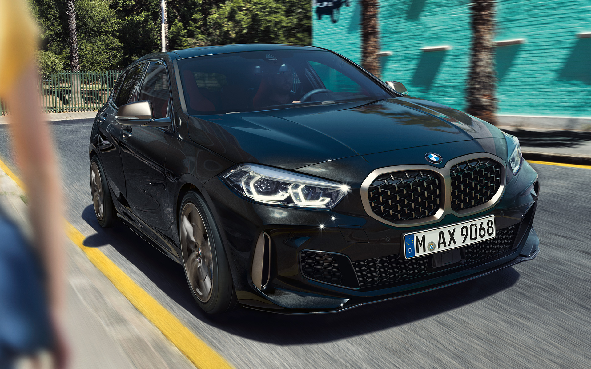 BMW M135i xDrive (F40) i Sapphire Black metallic, set forfra let drejet kørende