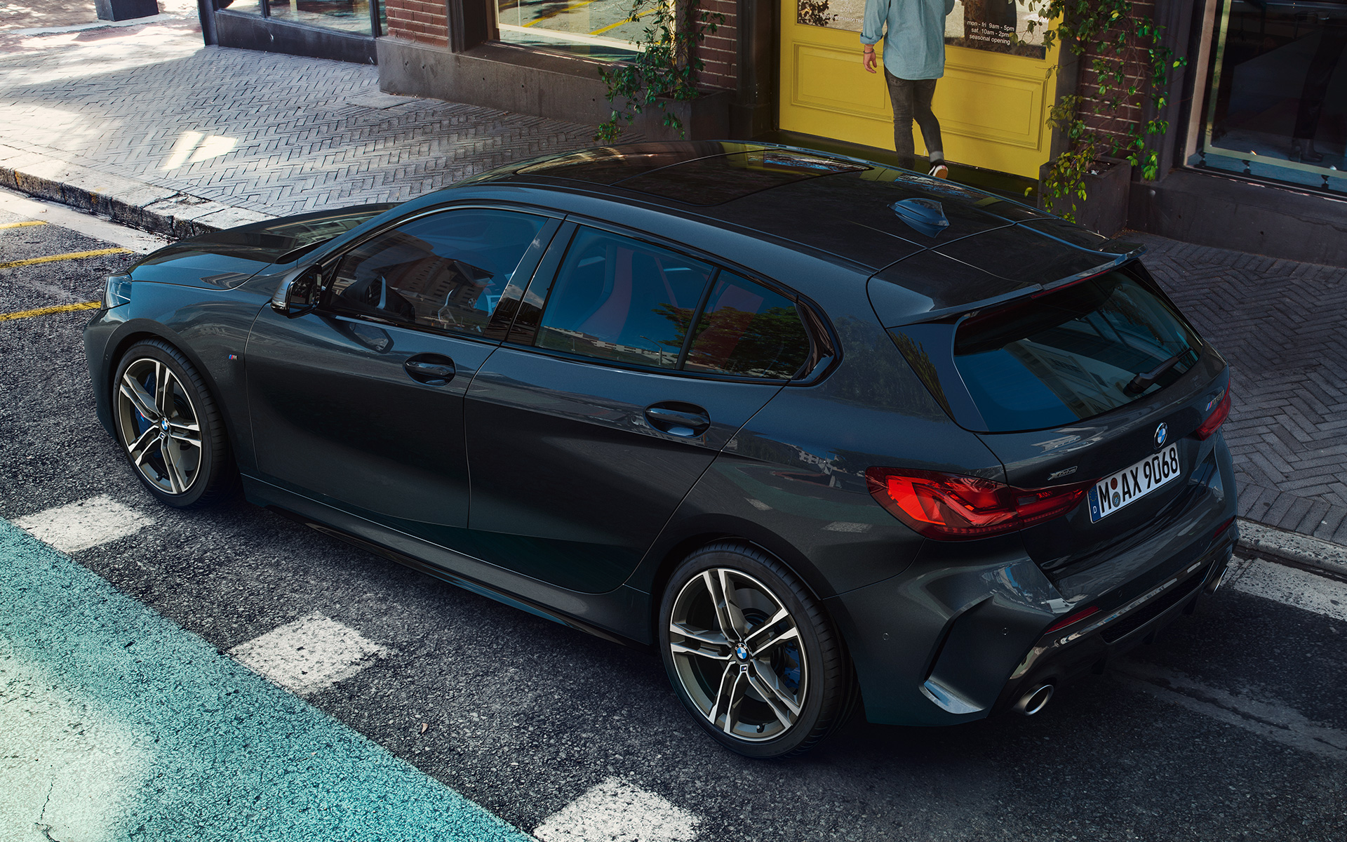 BMW M135i xDrive (F40) i Sapphire Black metallic parkerende, set fra siden i fugleperspektiv