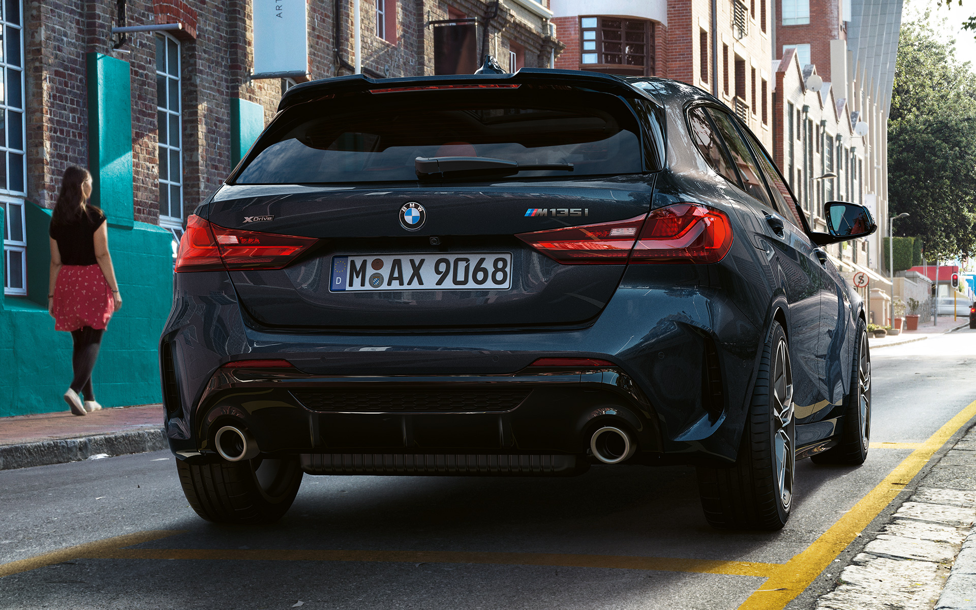 BMW M135i xDrive (F40) i Sapphire Black metallic set bagfra parkerende