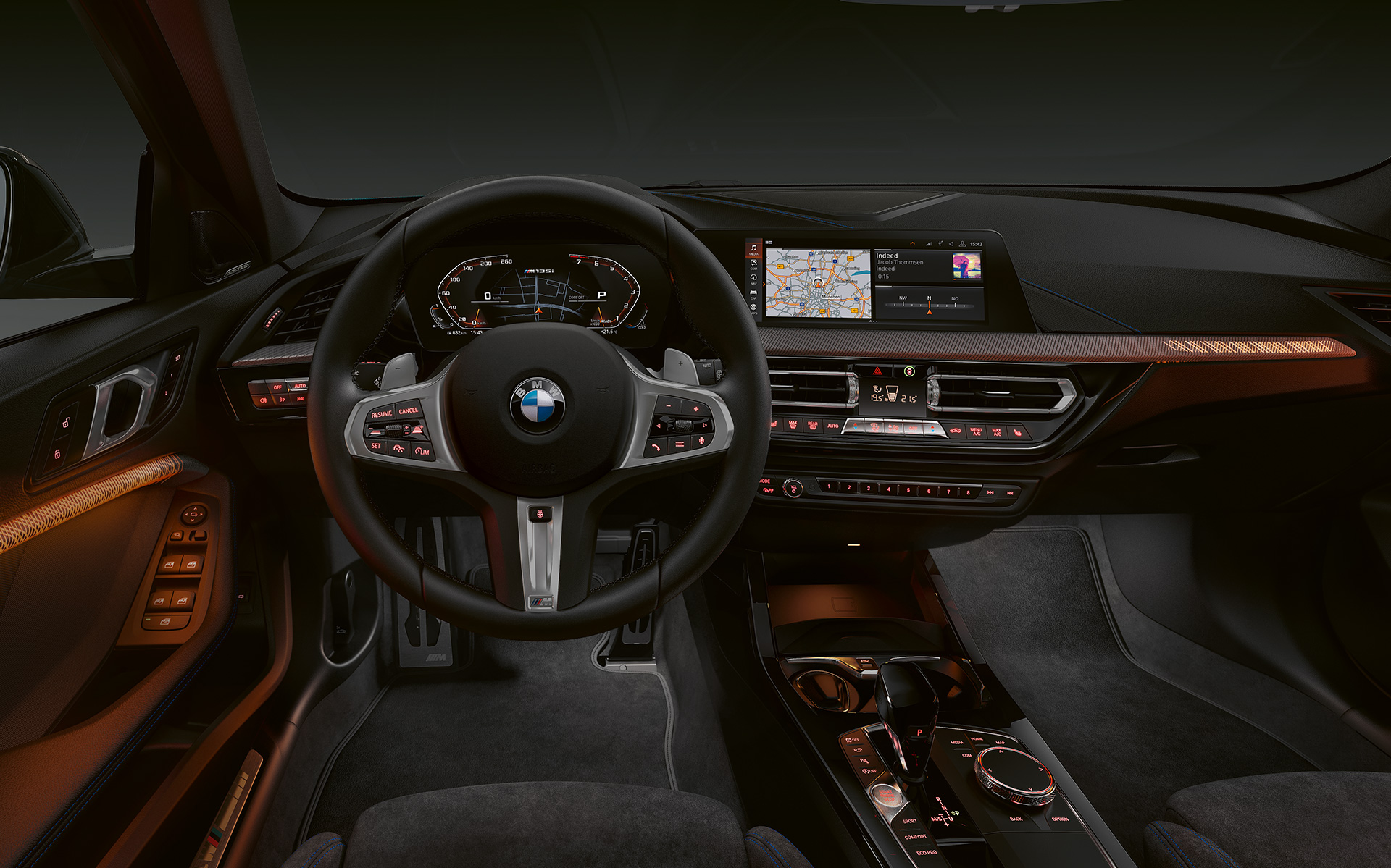 BMW M135i xDrive (F40) indvendigt premium-udstyr med belyste interiørlister