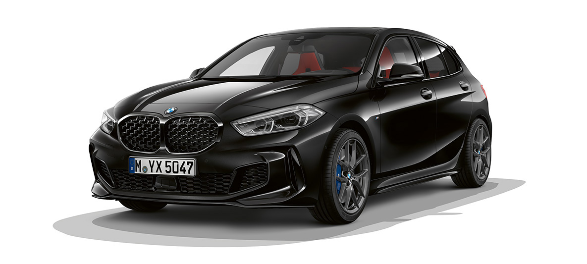 BMW M135i xDrive (F40) M Performance pakke BMW M135i xDrive (F40) i Sapphire Black metallic med M Performance pakke set forfra let drejet