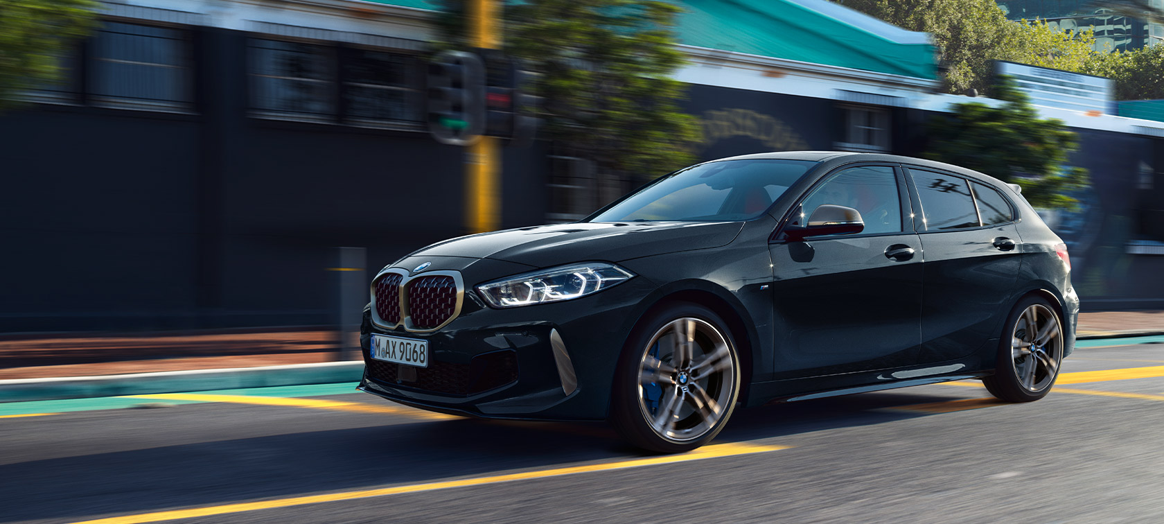 BMW 1-serie M135i xDrive (F40) i Sapphire Black metallic bil under k&oslash;rsel i urbane omgivelser