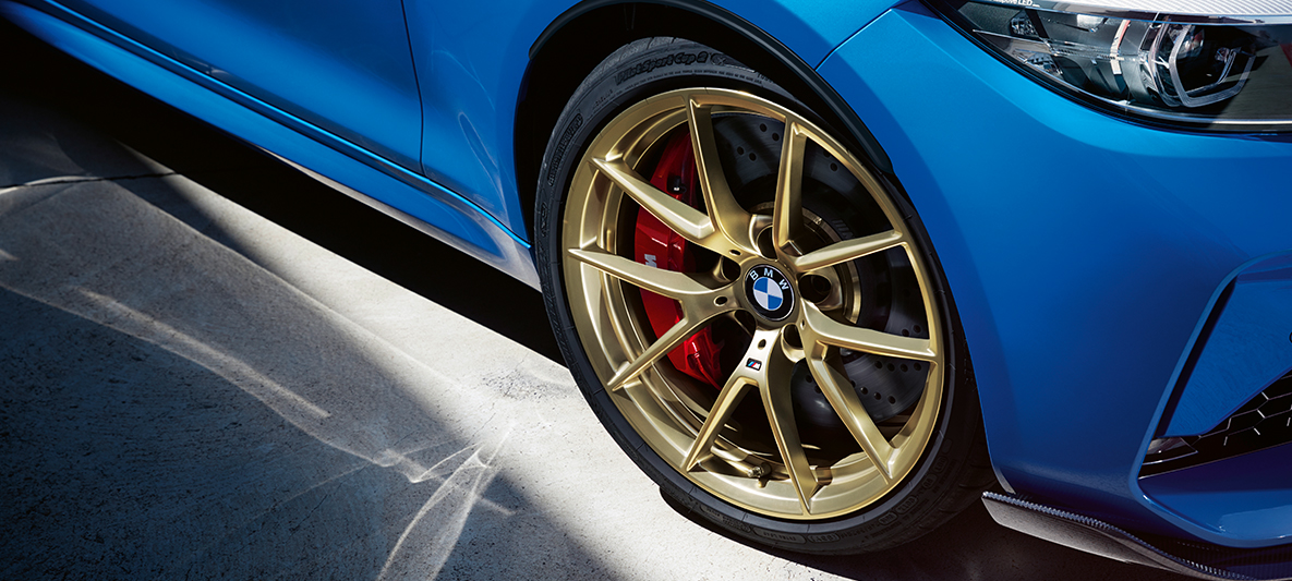 19" M letmetalfælge V-eger 763 M mat guldfarve BMW M2 CS 19" M letmetalfælge V-eger 763 M mat guldfarve BMW M2 CS F87 Misano Blue Metallic nærbillede