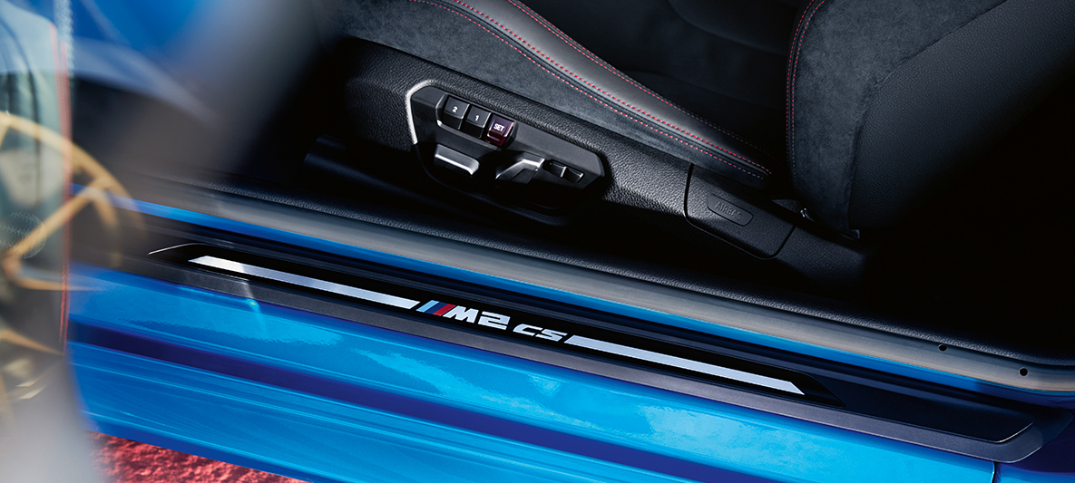 Indstigningsliste BMW M2 CS Indstigningsliste BMW M2 CS F87 Misano Blue Metallic nærbillede