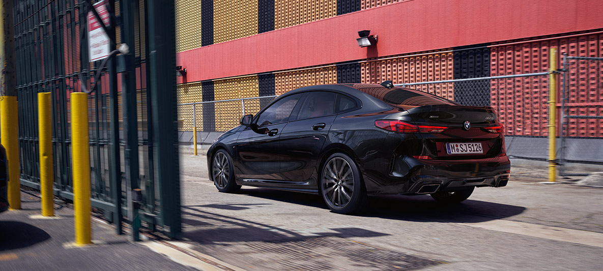M Performance pakke BMW M235i xDrive Gran Coupé M Performance pakke BMW M235i xDrive Gran Coupé Black Sapphire metallic F44 set fra siden let drejet