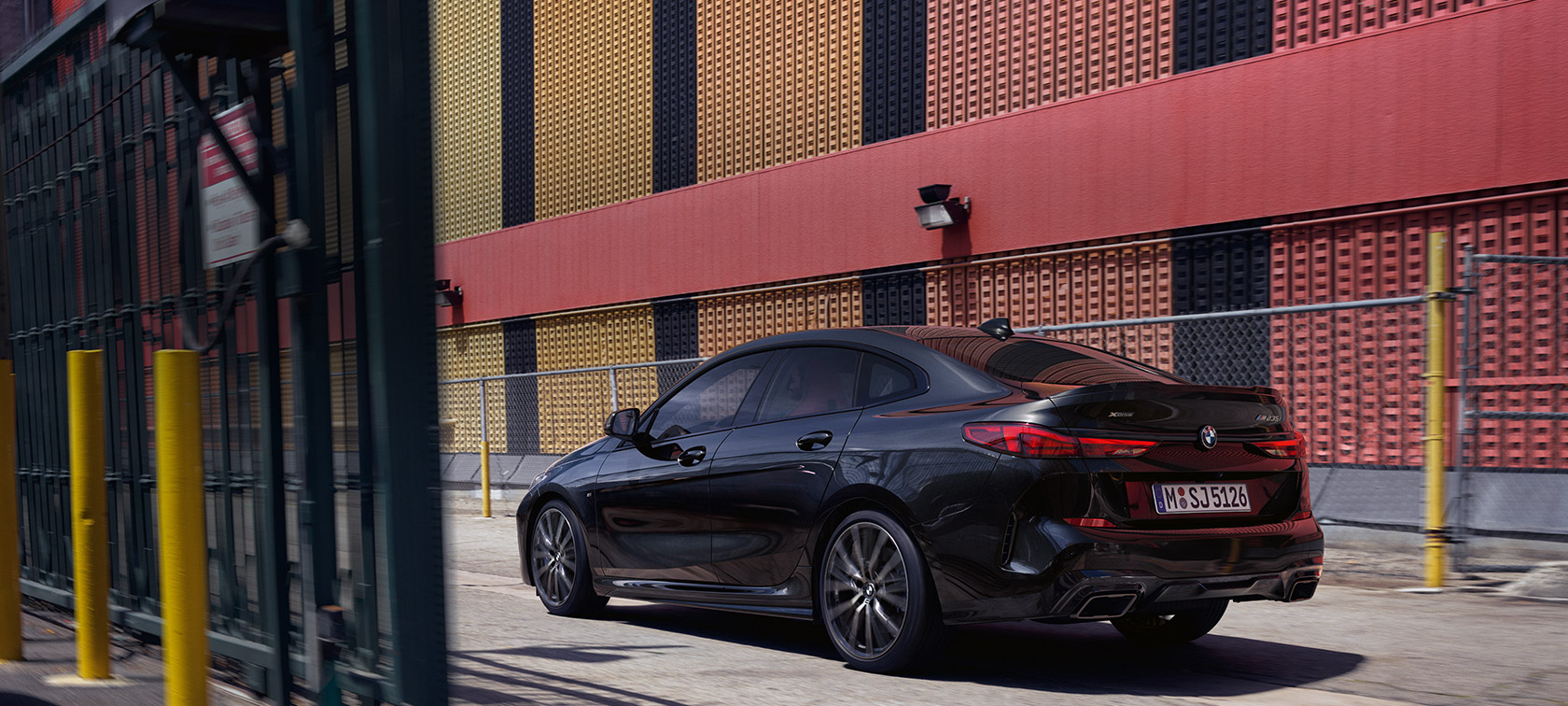 BMW M235i xDrive Gran Coupé set fra siden let drejet BMW M235i xDrive Gran Coupé Black Sapphire metallic F44 set fra siden let drejet