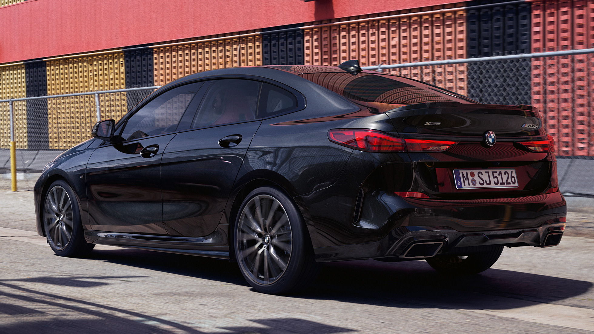 BMW M235i xDrive Gran Coupé set bagfra let drejet BMW M235i xDrive Gran Coupé 2020 Black Sapphire metallic F44 eksteriør set bagfra let drejet