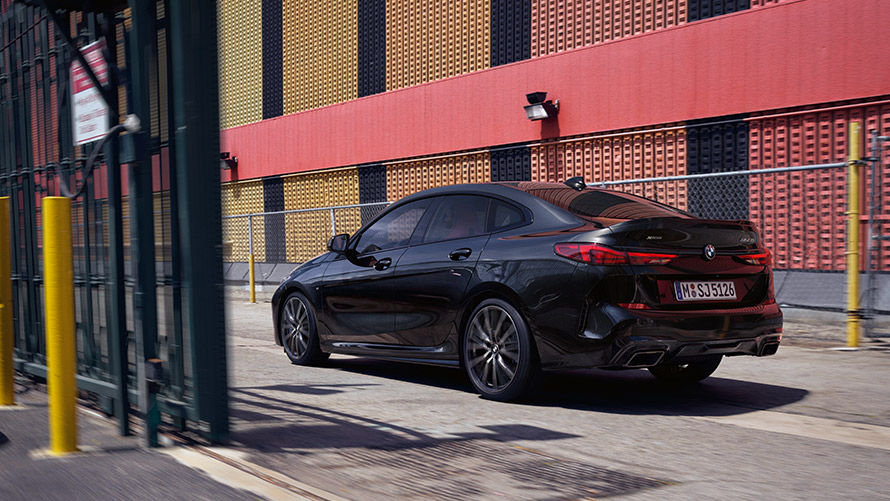 BMW M235i xDrive Gran Coupé F44 tekniske data BMW M235i xDrive Gran Coupé F44 Black Sapphire metallic set bagfra let drejet kørende