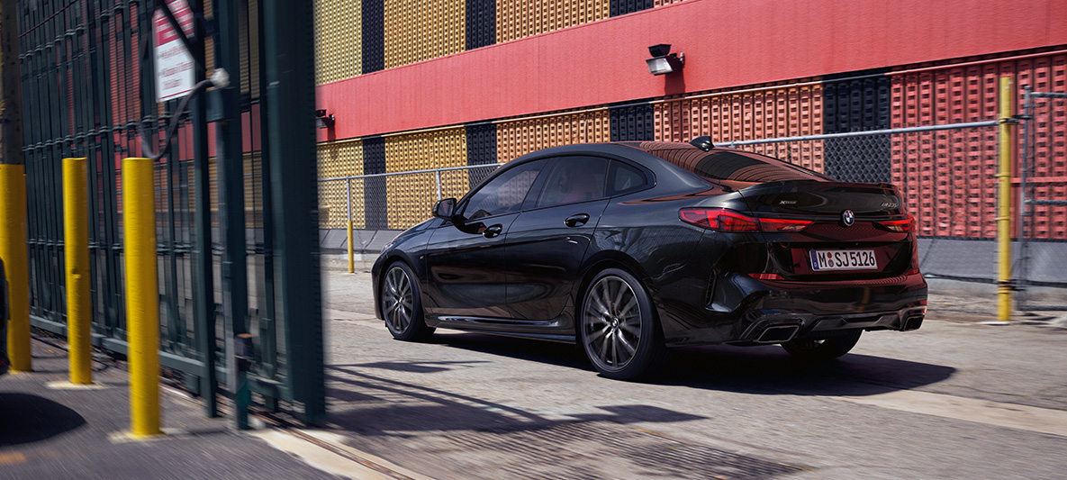 M Performance pakke BMW M235i xDrive Gran Coupé F44 M Performance pakke BMW M235i xDrive Gran Coupé F44 Black Sapphire metallic set fra siden let drejet