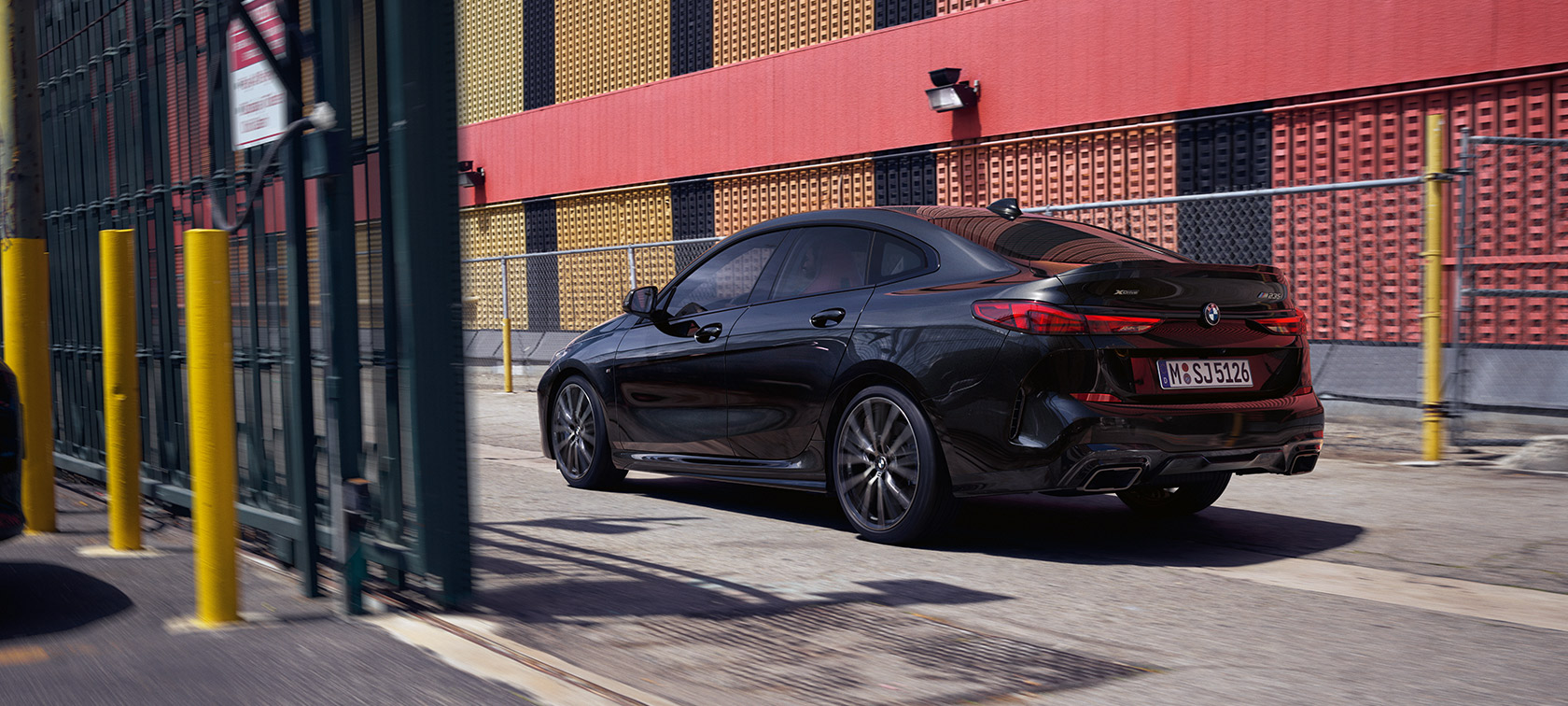 BMW M235i xDrive Gran Coupé F44 set bagfra let drejet kørende BMW M235i xDrive Gran Coupé F44 Black Sapphire metallic set bagfra let drejet kørende