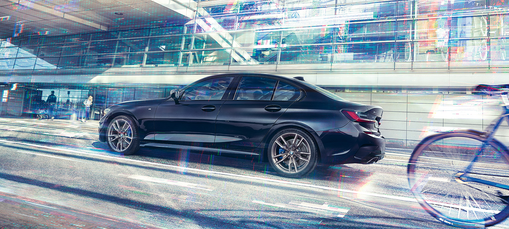 BMW M340i xDrive Sedan G20 2020 set fra siden kørende BMW M340i xDrive Sedan G20 2020 Sapphire Black metallic set fra siden kørende
