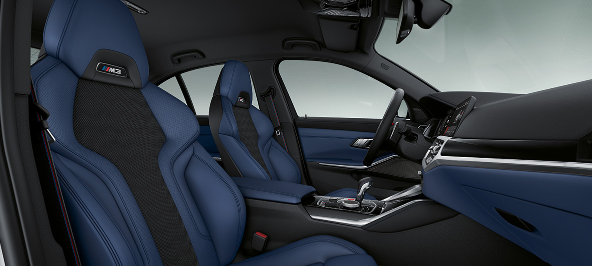 BMW Individual interiørlister i sort pianolak BMW M3 Sedan 2020 G80 kabine BMW Individual interiørlister BMW Individual interiørlister i sort pianolak med detaljestribe i perleglanskrom BMW M3 Sedan G80 2020 kabine