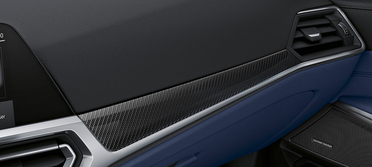 BMW Individual interiørlister i kulfiber med designliste i perleglanskrom BMW M3 Sedan G80 2021 kabine BMW Individual interiørlister i kulfiber med designliste i perleglanskrom BMW M3 Sedan G80 2021 kabine