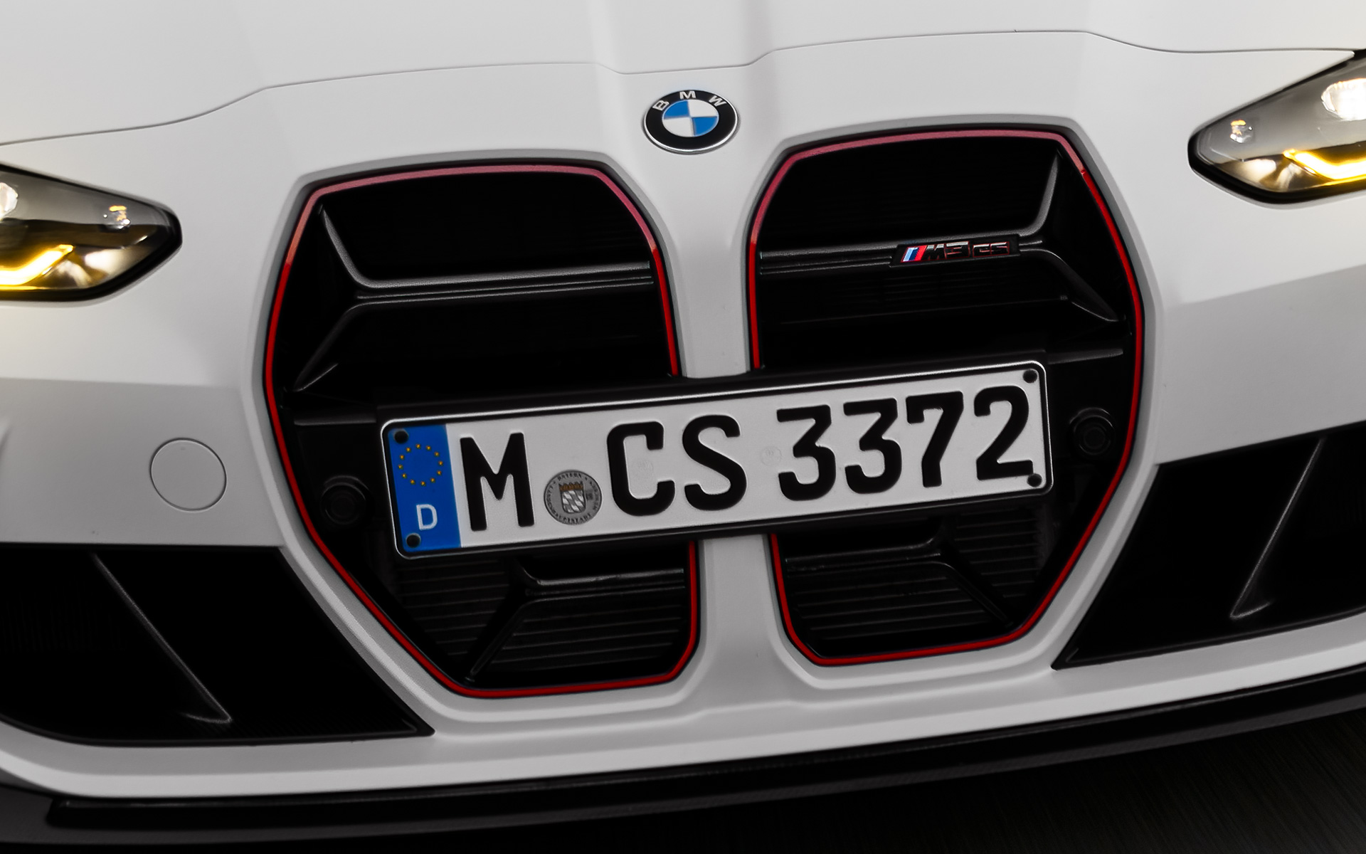 CS-specifikt kølergitter i sort med rød særudgavesignatur, BMW M3 CS G80 BMW M3 CS G80 CS-specifikt kølergitter i sort med rød særudgavesignatur, set forfra kørende