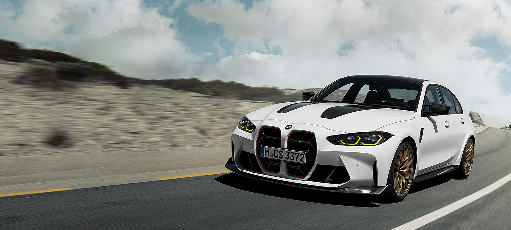 BMW M3 CS G80 set forfra let drejet, kørende BMW M3 CS G80 set forfra let drejet kørende på en racerbane