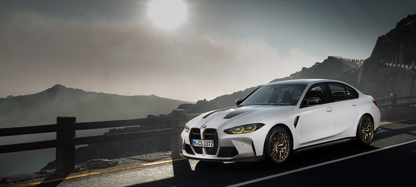 BMW M3 CS G80 set fra siden kørende BMW M3 CS G80 set fra siden og kørende på en racerbane