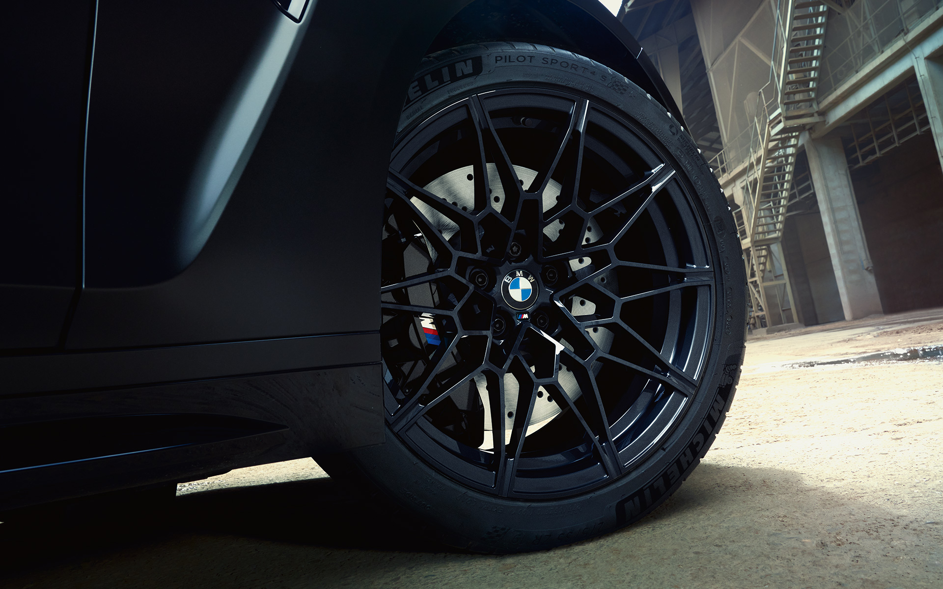 M Compound bremser i sort BMW M3 Competition Touring G81 BMW M3 Competition Touring G81 BMW Individual Frozen Black metallic M Compound bremser i sort nærbillede
