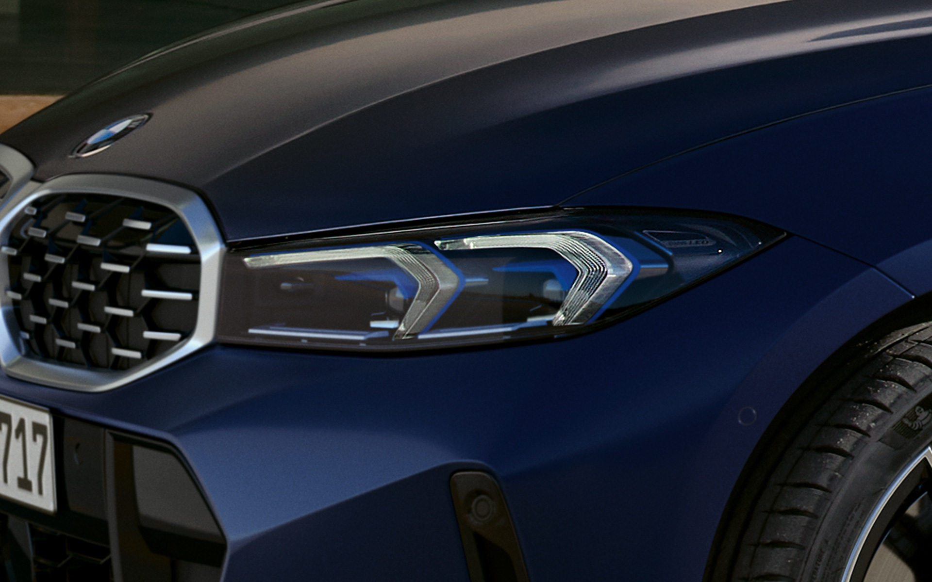 BMW M340i xDrive Touring G21, Frozen Tanzanite Blue, LED-forlygter, close-up
