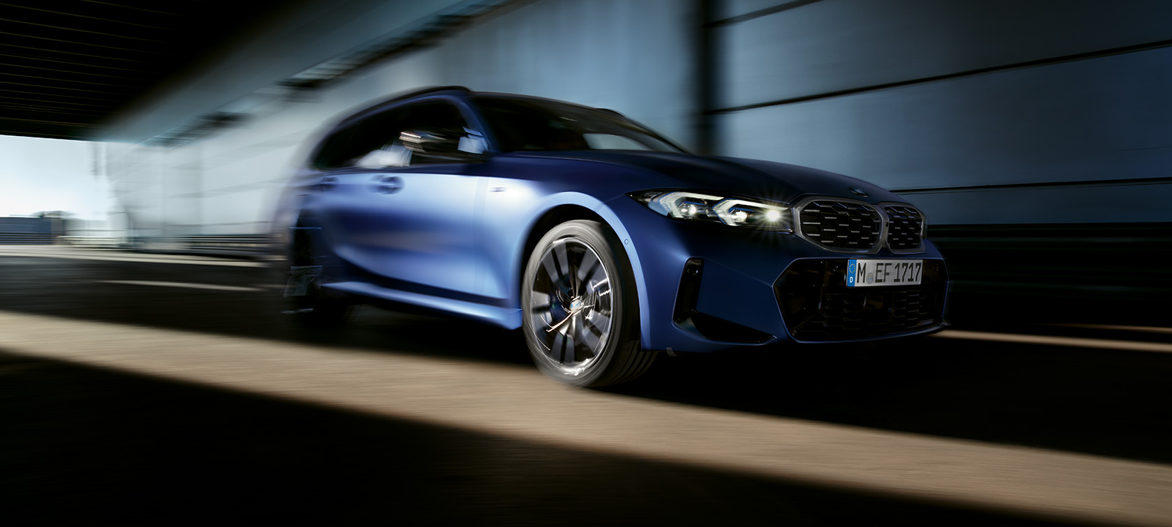 BMW M340i xDrive Touring G21, trekvart visning set fra siden og kørende BMW M340i xDrive Touring G21, trekvart visning set fra siden og kørende