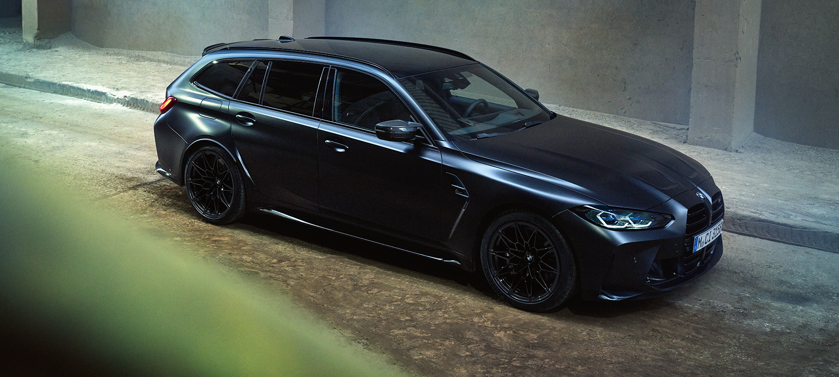 BMW M3 Competition Touring G81 set fra siden BMW M3 Competition Touring G81 BMW Individual Frozen Black metallic set fra siden stående