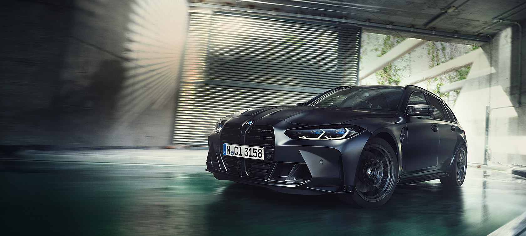 BMW M3 Competition Touring G81 BMW Individual Frozen Black metallic set forfra let drejet kørende