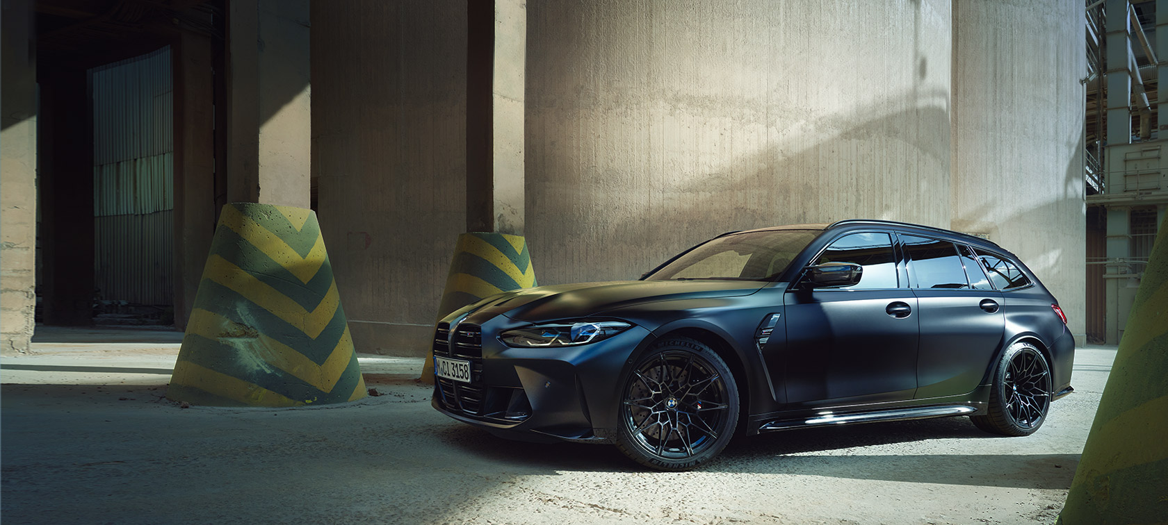 Visning fra siden BMW M3 Competition Touring G81 BMW M3 Competition Touring G81 BMW Individual Frozen Black metallic set fra siden stående