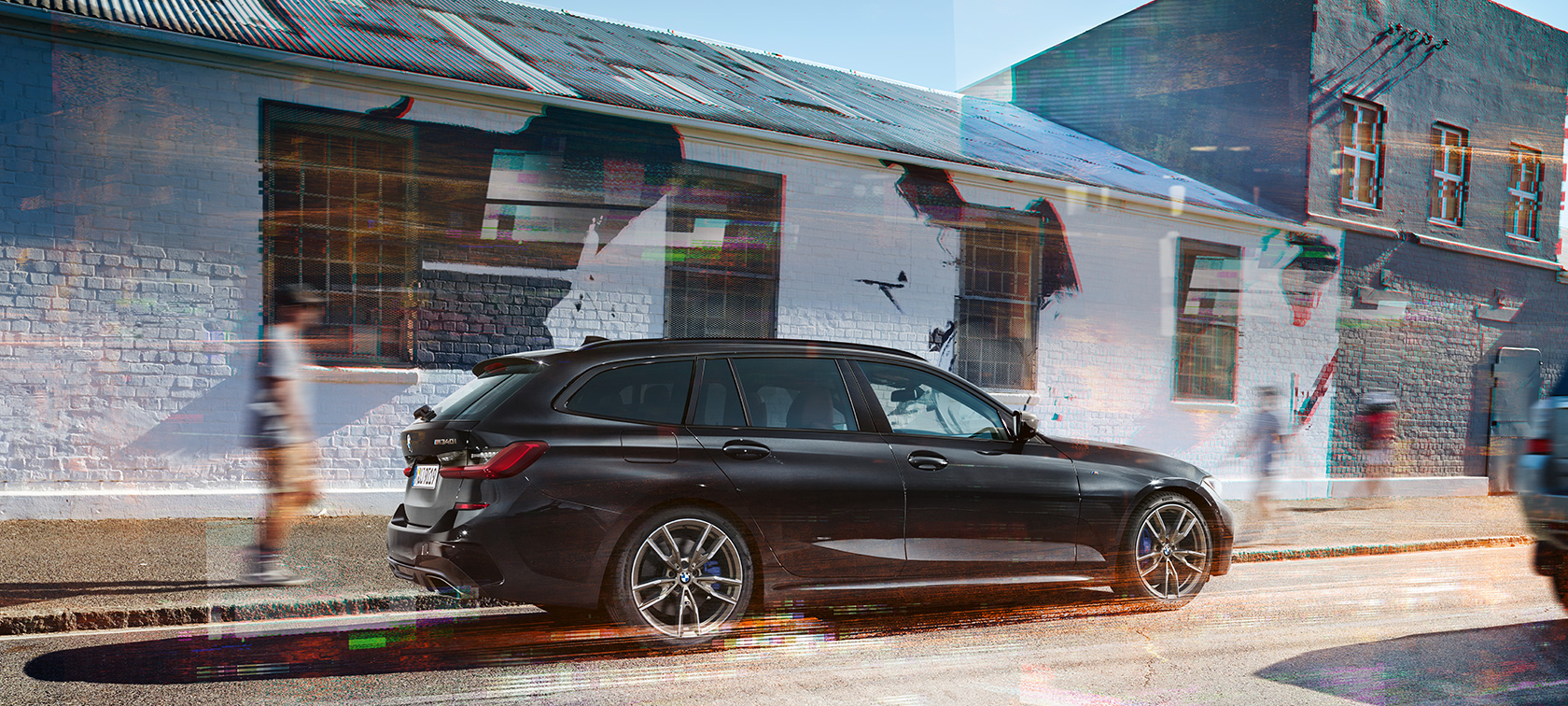 BMW M340i xDrive Touring set fra siden BMW M340i xDrive Touring G21 Black Sapphire metallic set fra siden på en vej