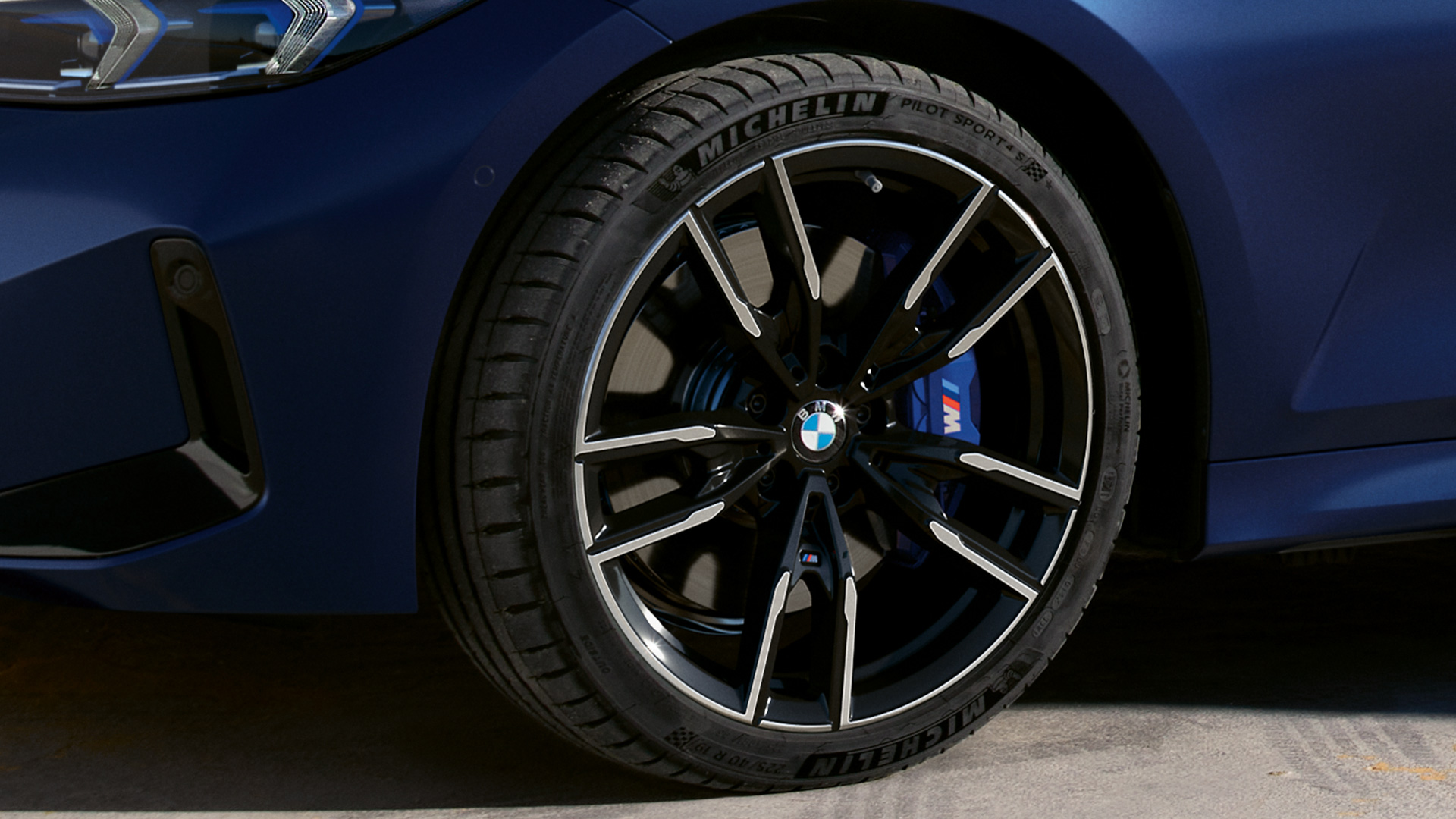 BMW M340i xDrive Touring G21, Frozen Tanzanite Blue, 19” letmetalfælge, close-up