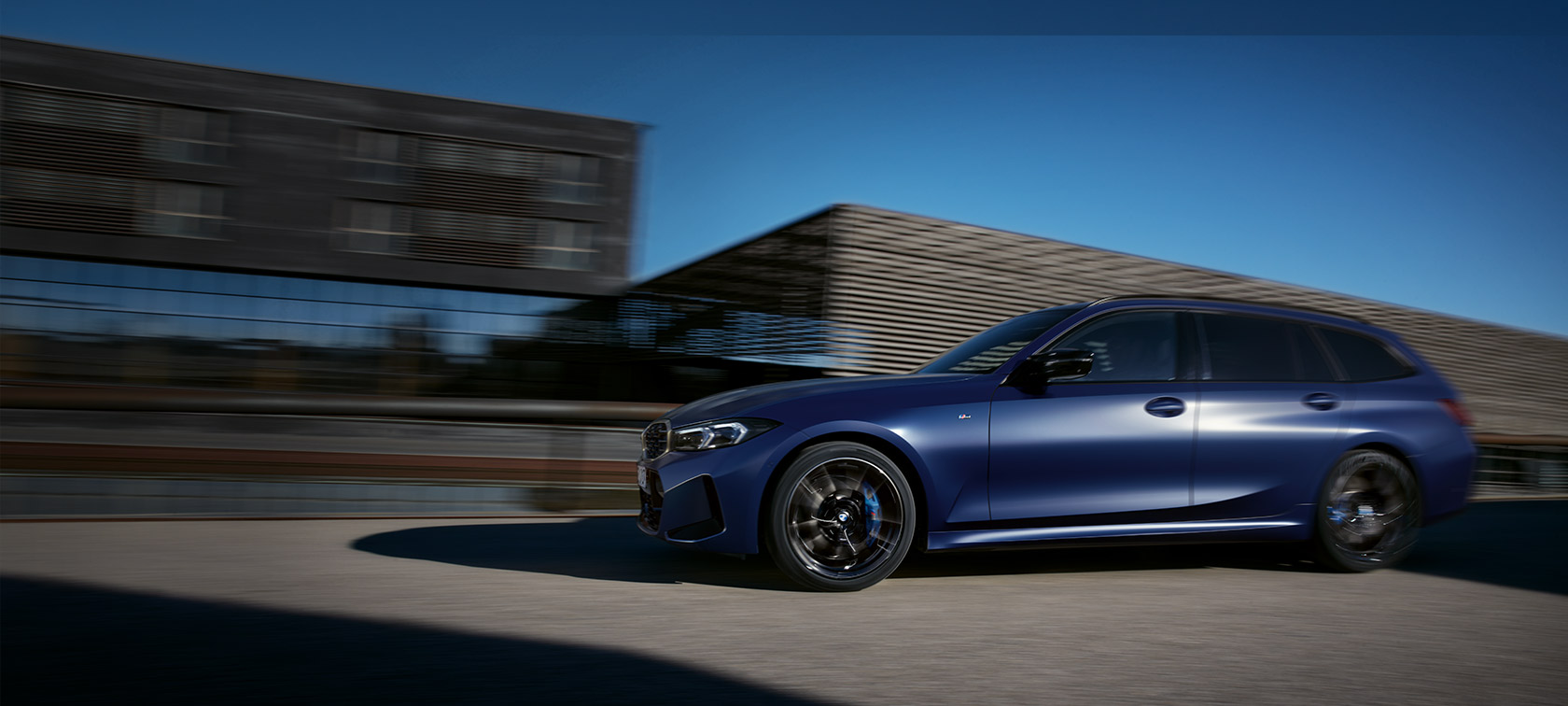 BMW M340i xDrive Touring G21, set fra siden og kørende BMW M340i xDrive Touring G21, Frozen Tanzanite Blue, set fra siden og kørende