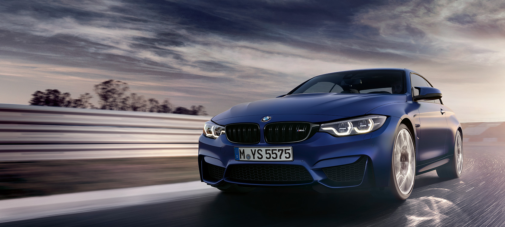 BMW M4 Cabriolet BMW M4 Cabriolet set forfra let drejet, mens den kører på en racerbane