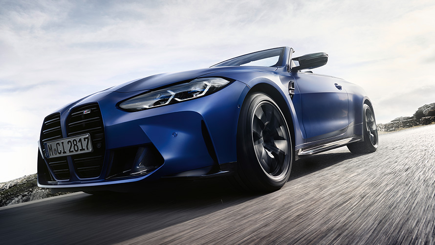 BMW M4 Competition Cabriolet med M xDrive G83 2021 set forfra med dobbelt kølergitter BMW M4 Competition Cabriolet med M xDrive G83 2021 BMW Individual Frozen Portimao blå-metallic frontens kølergitter i frøperspektiv