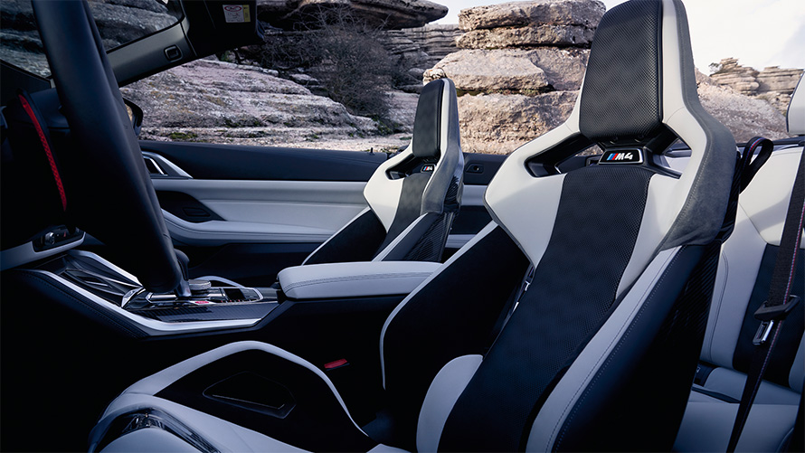 M skålformede CFK-sæder BMW M4 Competition Cabriolet med M xDrive G83 2021 kabine med åben kaleche BMW M4 Competition Cabriolet med M xDrive G83 2021 M skålformede CFK-sæder i kabine med åben kaleche