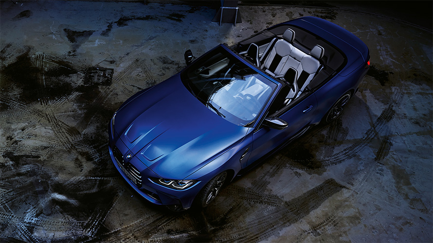 BMW M4 Competition Cabriolet med M xDrive G83 2021 BMW Individual Frozen Portimao blå-metallic fugleperspektiv med åben kaleche BMW M4 Competition Cabriolet med M xDrive G83 2021 BMW Individual Frozen Portimao blå-metallic fugleperspektiv med åben kaleche