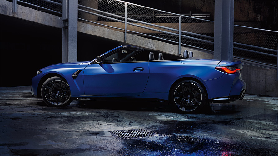 BMW M4 Competition Cabriolet med M xDrive G83 2021 set fra siden med åben kaleche BMW M4 Competition Cabriolet med M xDrive G83 2021 Frozen Portimao blå-metallic set fra siden med åben kaleche