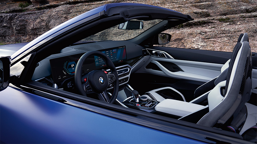 BMW M4 Competition Cabriolet med M xDrive G83 2021 kabine med åben kaleche BMW M4 Competition Cabriolet med M xDrive G83 2021 BMW Individual Frozen Portimao blå-metallic cockpit og kabine med åben kaleche