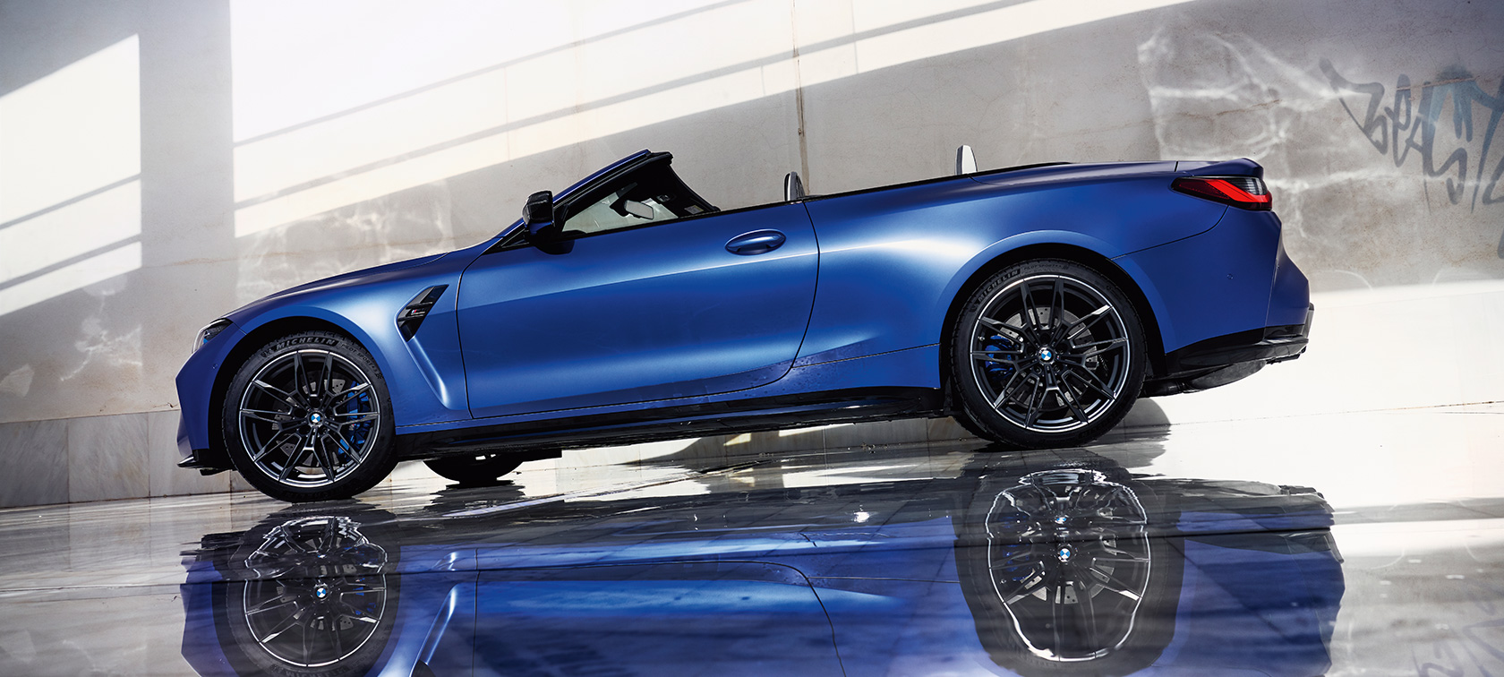 BMW M4 Competition Cabriolet med M xDrive G83 2021 set forfra let drejet kørende BMW M4 Competition Cabriolet med M xDrive G83 2021 BMW Individual Frozen Portimao blå-metallic set forfra let drejet kørende