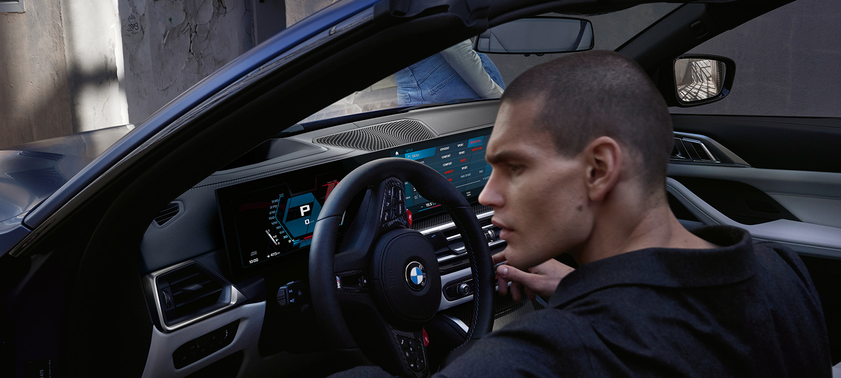 BMW M4 Competition Cabriolet med M xDrive G83 2021 cockpit BMW M4 Competition Cabriolet med M xDrive G83 2021 BMW Individual Frozen Portimao blå-metallic cockpit med åben dør og mandlig model