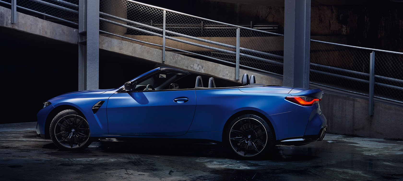 BMW M4 Competition Cabriolet med M xDrive G83 2021 set fra siden holdende BMW M4 Competition Cabriolet med M xDrive G83 2021 BMW Individual Frozen Portimao blå-metallic set fra siden holdende