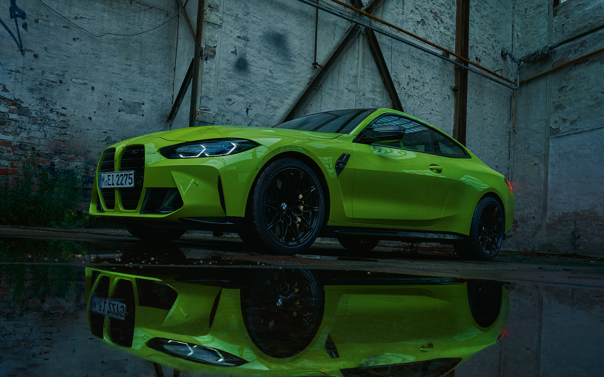 BMW M4 Competition Coupé G82 2020 Sao Paulo gul set forfra let drejet
