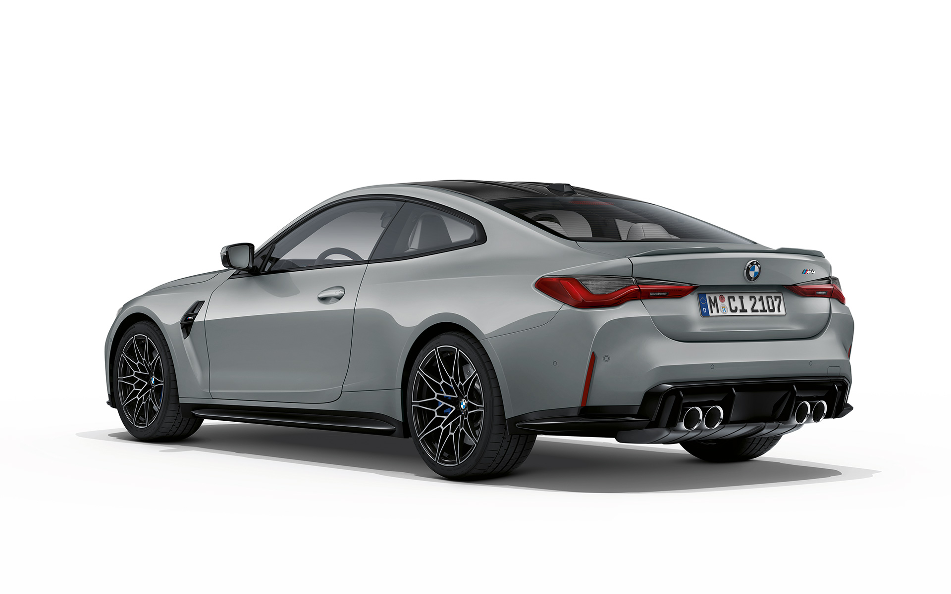 BMW M4 Coupé G82 2020 Brooklyn grå metallic set bagfra let drejet