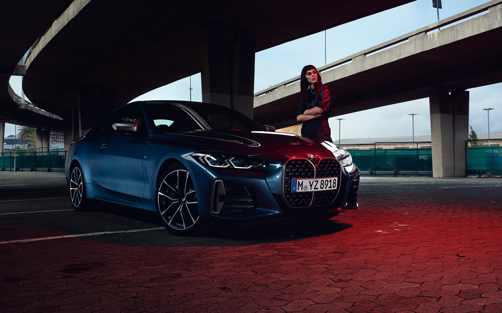 BMW M440i xDrive Coupé G22 2020 G82 2020 Arctic Race Blue metallic set forfra let drejet med model