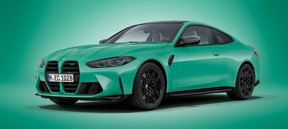BMW Individual Oxidgrå metallic BMW M4 Coupé G82 2020 BMW M4 Coupé BMW Individual Oxidgrå metallic G82 2020 sedd snett framifrån parkerad
