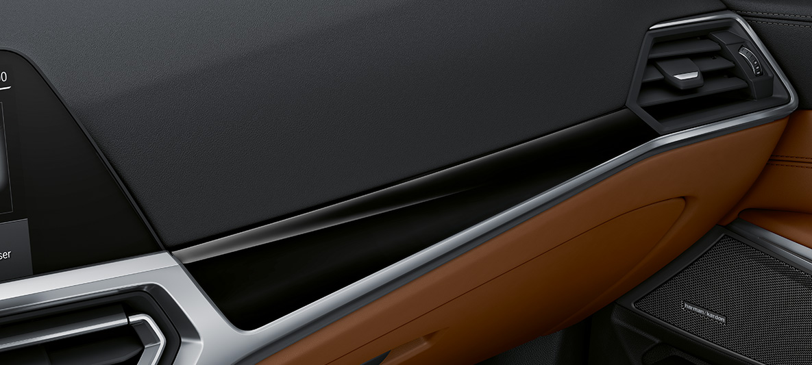 BMW Individual interiørlister i sort pianolak BMW M4 Coupé 2020 G82 kabine BMW Individual interiørlister i sort pianolak med detaljestribe i perleglanskrom BMW M4 Coupé G82 2020 kabine