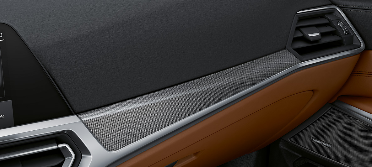 BMW Individual interiørlister i aluminiumsvæv med højglans BMW M4 Coupé 2020 G82 kabine BMW Individual interiørlister i aluminiumsvæv med højglans og detaljestribe i perleglanskrom BMW M4 Coupé G82 2020 kabine