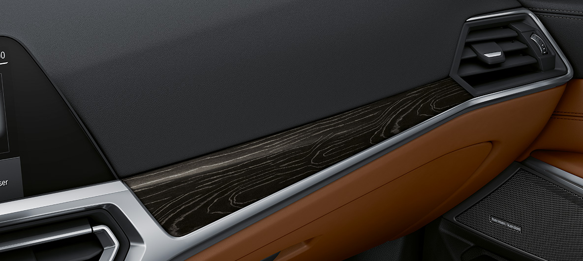 BMW Individual interiørlister i ædeltræ BMW M4 Coupé 2020 G82 kabine BMW Individual interiørlister i ædeltræ 'Fineline' sort med sølveffekt og åbne porer BMW M4 Coupé Individual G82 2020 kabine