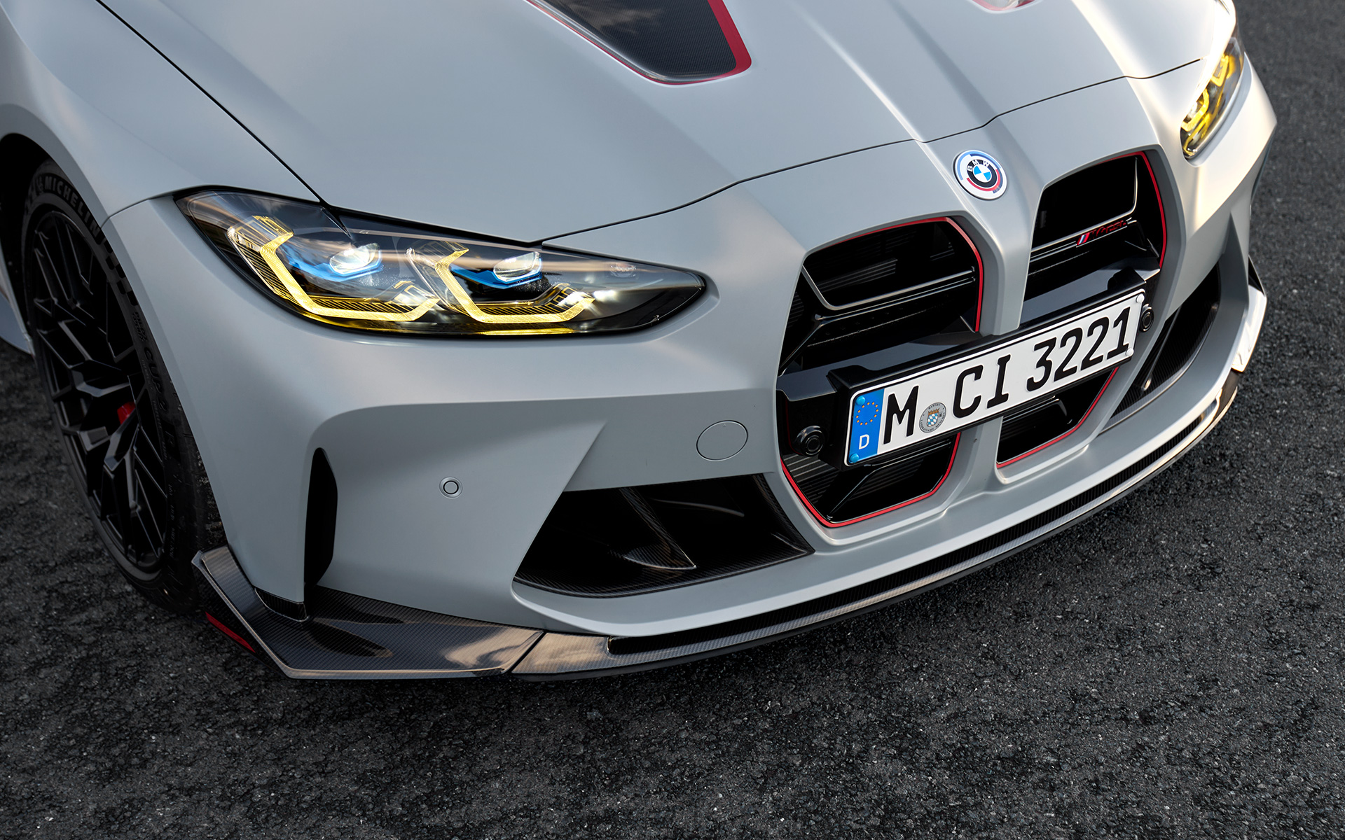 M carbon frontsplitter BMW M4 CSL G82 BMW M4 CSL G82 BMW Individual speciallakering Frozen Brooklyn Grey metallic M carbon frontsplitter nærbillede set forfra