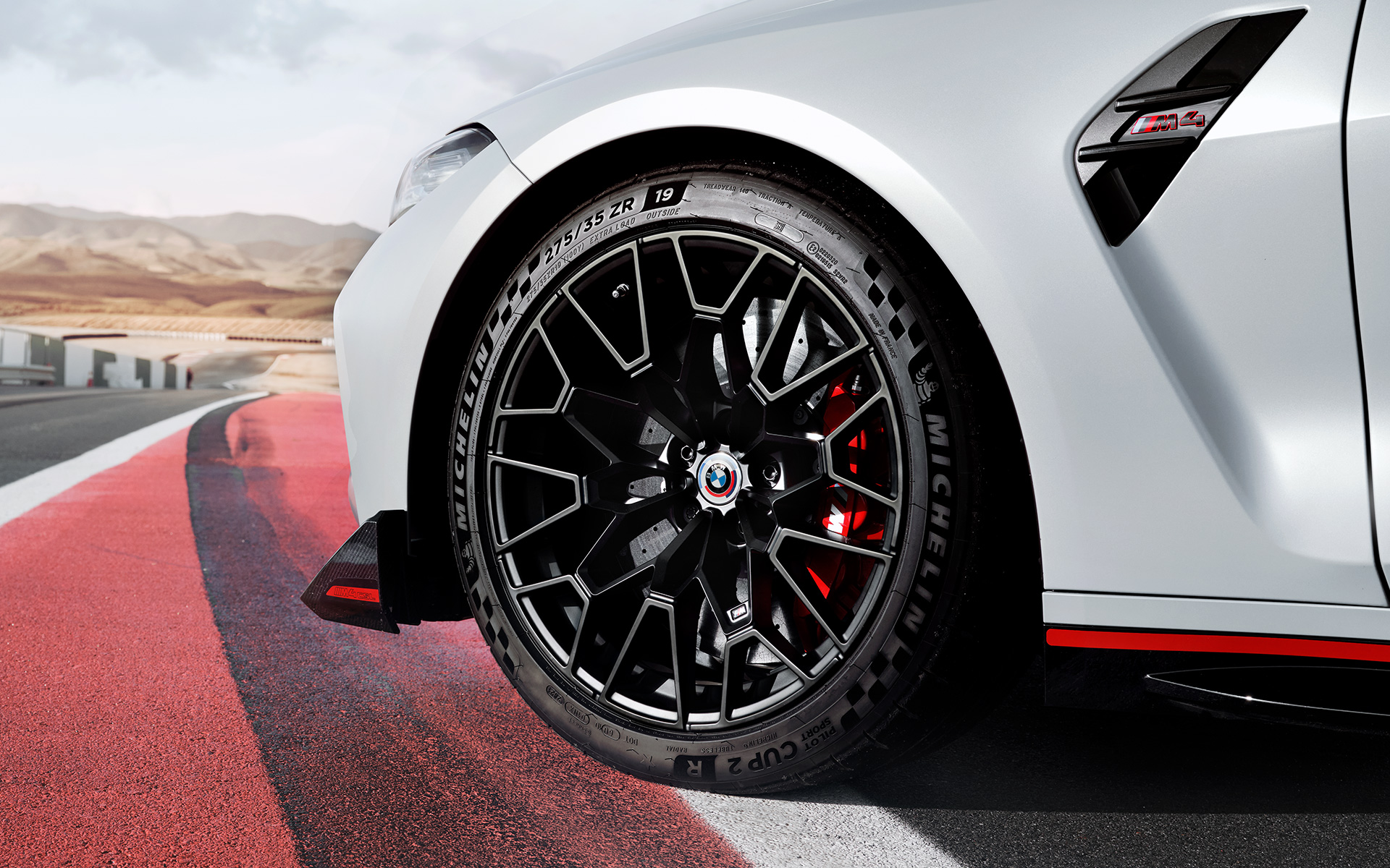M carbon-keramik-bremse i rød højglans BMW M4 CSL G82 BMW M4 CSL G82 BMW Individual speciallakering Frozen Brooklyn Grey metallic M carbon-keramik-bremse i rød højglans med letvægtshjul